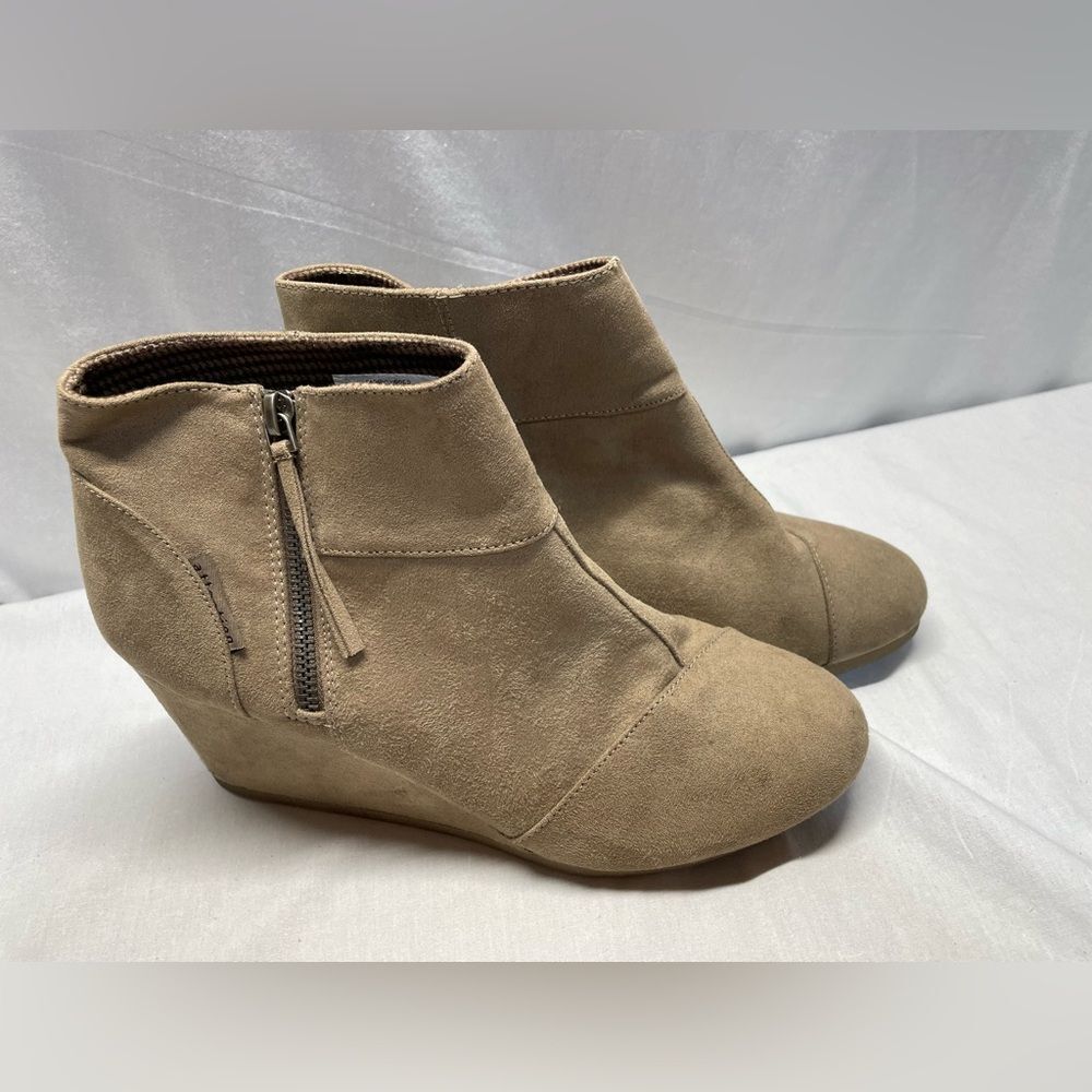Attention brand sueded texture boots. Size 9M. EUC